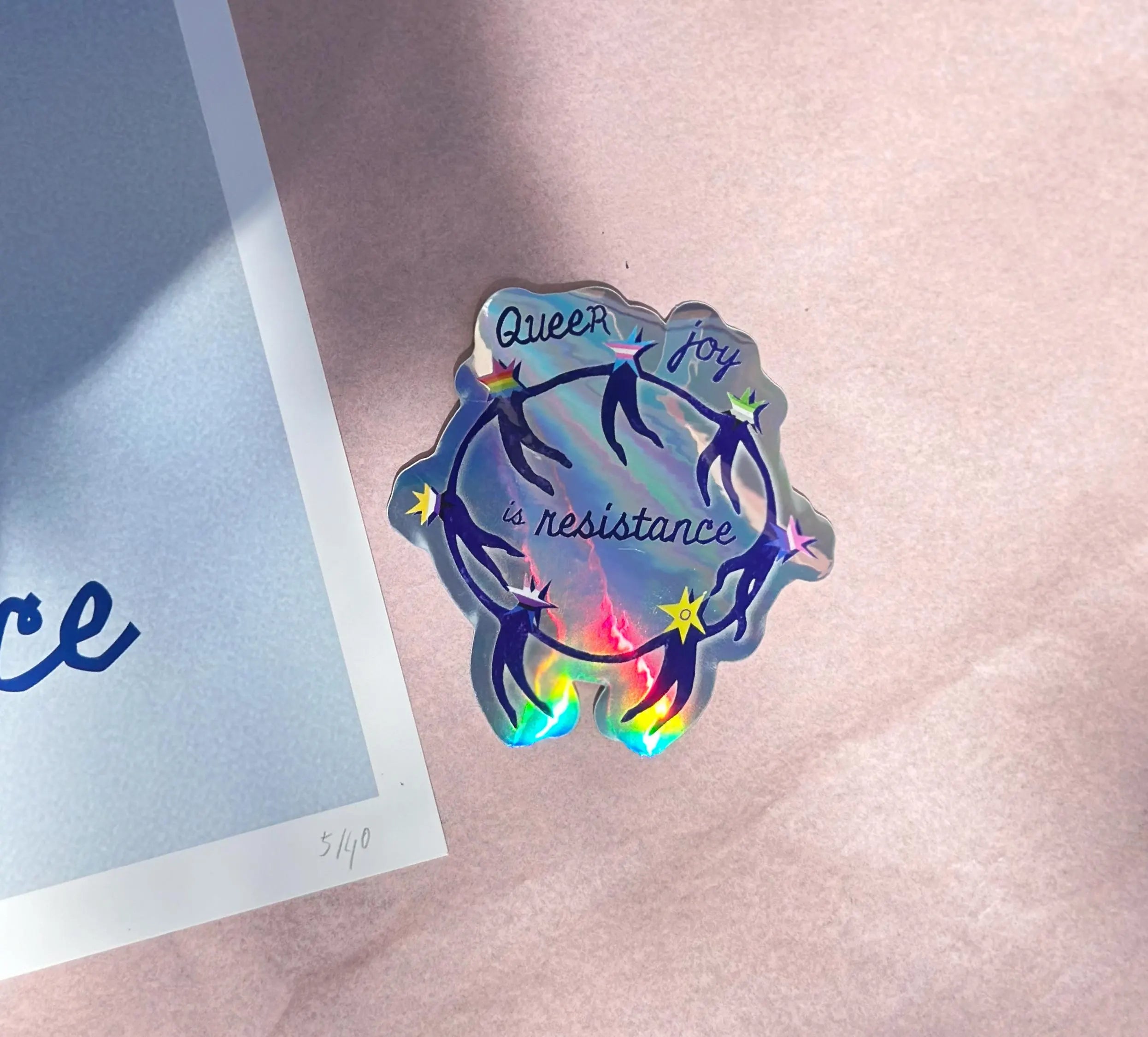 La joie queer est résistance ✶ Affiche A3 + Autocollant